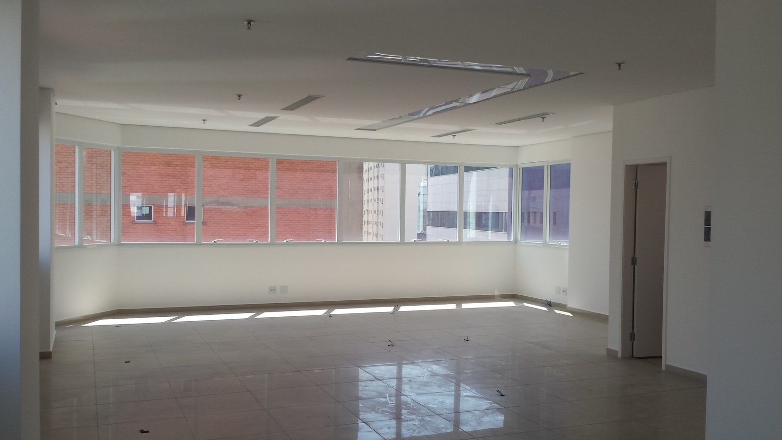 Fachada do Conjunto Comercial Apeninos em Vila Mariana, São Paulo